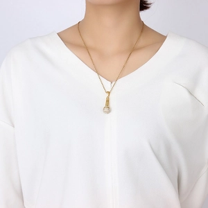 Collier pour homme avec pendentif microphone doré et strass sur un mannequin