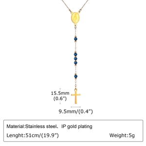 Detailsicht der goldenen Edelstahl-Rosenkranzkette mit Marienmedaille und Kreuzanhänger
