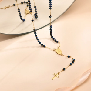 Detail der vergoldeten Rosenkranz-Halskette mit blauen Perlen und Marienmedaille