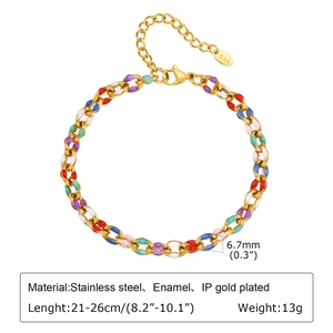 Détail d'une chevillère en acier inoxydable plaqué or 18K avec maillons en émail coloré