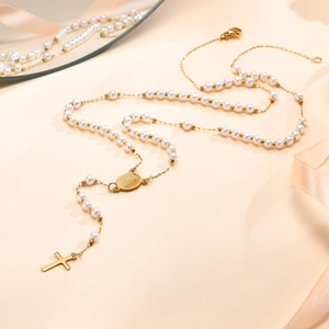 Goldene Rosenkranz-Halskette mit weißen Perlen, Marienmedaille und Kreuzanhänger aus Edelstahl