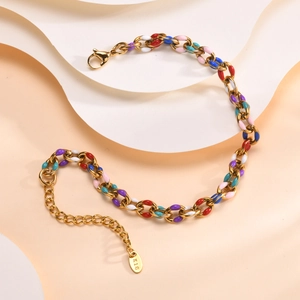 Détail de chaîne dorée 18K avec émail multicolore, fermoir mousqueton et gravure K18