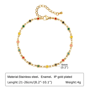 Détail de breloques rondes en émail coloré de 4mm sur une chevillère en acier doré
