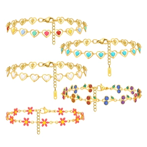 Pulsera de acero dorado con dijes esmaltados de corazones, cerezas y flores de colores