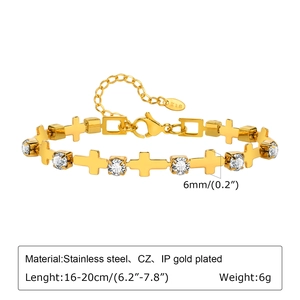 Détail du bracelet en acier inoxydable plaqué or 18K avec maillons croix et CZ