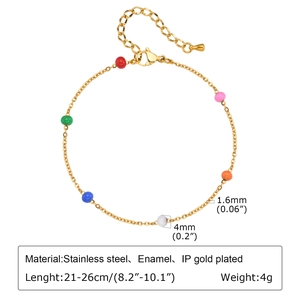 Détail de perles en émail colorées sur une chaîne de cheville ajustable en acier doré