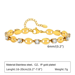 Détail du bracelet cœur en acier inoxydable plaqué or 18 carats avec zircone et K18