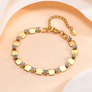 Vue macro du bracelet en or 18K montrant le poinçon K18 et les détails en zircone