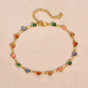 Détail de la chevillère dorée avec pendentifs cœurs scintillants et fermoir mousqueton