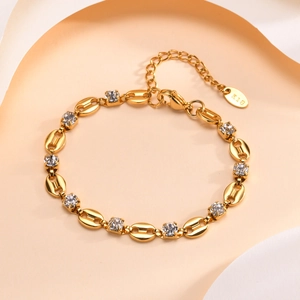 Détail du bracelet grain de café en or 18 carats avec zircons et poinçon K18 sur l'étiquette