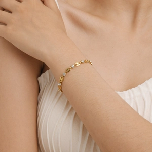 Détail du bracelet maillons grain de café plaqué or 18 carats avec oxydes de zirconium