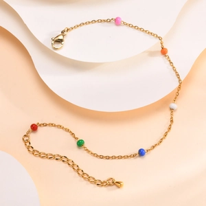 Vue détaillée d'une chaîne dorée avec perles multicolores et fermoir mousqueton précis
