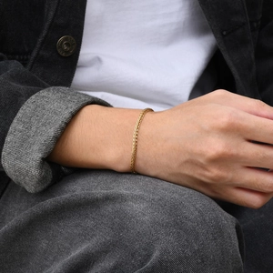 Bracelet pour hommes en acier inoxydable doré avec une chaîne tressée au design moderne