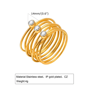 Détail d'une bague multicouche en acier doré 14mm avec trois zircons ronds brillants