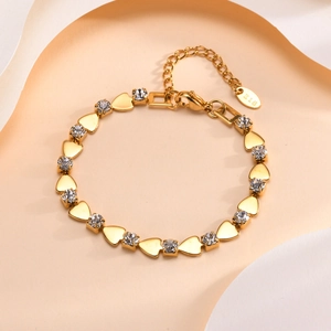 Vue détaillée du bracelet cœur plaqué or 18 carats avec pierres de zircone brillantes