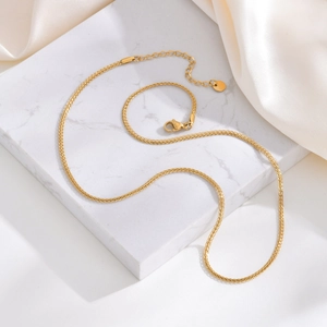Collier élégant en maille tressée dorée avec fermoir réglable sur soie et marbre