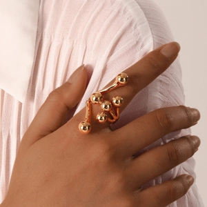 Bague chic en acier inoxydable or rose avec design multi-boules portée à la main