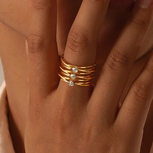Bague multicouche en acier inoxydable doré sertie de zircons ronds pour femme