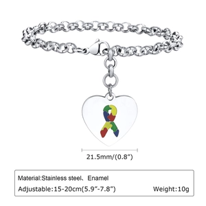 Dettaglio del bracciale autismo con cuore in smalto puzzle e catena in acciaio inox