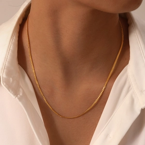 Élégant collier en acier inoxydable doré avec chaîne tressée pour femme sur chemise
