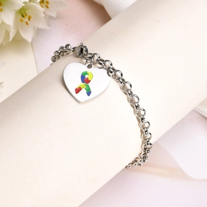 Bracciale in acciaio inossidabile con ciondolo a cuore puzzle per l'autismo su base bianca