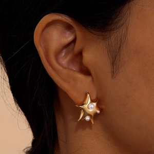 Boucles d'oreilles étoiles en acier doré avec trois perles blanches élégantes pour femme