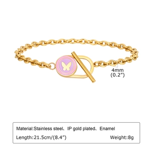 Détail du bracelet en acier inoxydable doré avec fermoir à bascule et papillon en émail rose