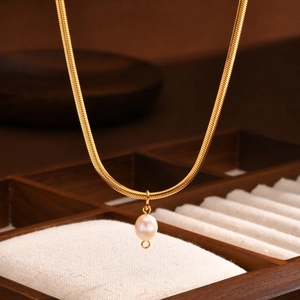 Minimalistische Edelstahl IP Goldbeschichtete Schlangenkette Halskette Mit Einzelner Weißer Künstliche Perlenanhänger Elegante Damenschmuck
