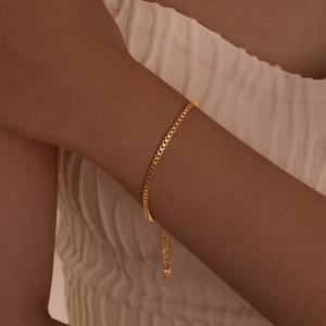 Bracelet chaîne box dorée pour femme avec maillons ajustables et petit pendentif rond