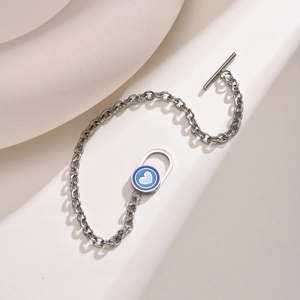 Détail du bracelet en acier inoxydable avec cœur en émail bleu et fermoir à bascule