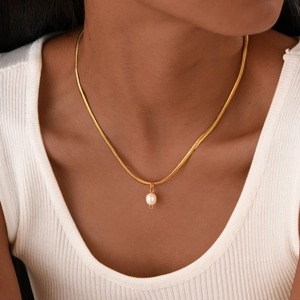 Elegante vergoldete Schlangenkette aus Edelstahl mit einer runden weißen Perle für Damen