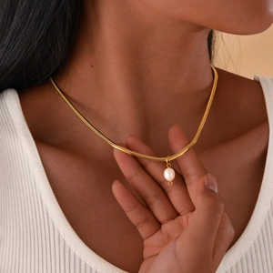 Elegante goldene Schlangenkette mit rundem Perlenanhänger für Damen aus Edelstahl