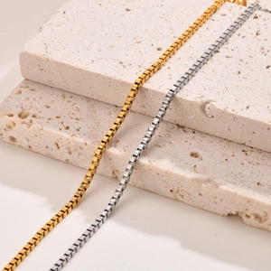 Bracelets chaîne box en acier inoxydable doré et argenté sur support en pierre