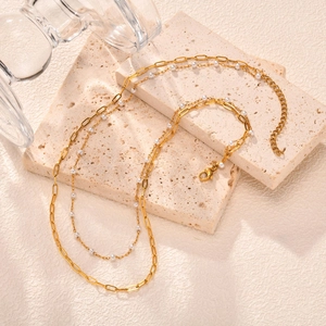 Collier double rang en acier inoxydable doré avec perles sur socles en pierre beige