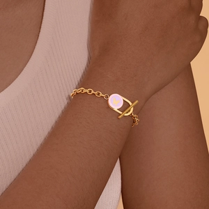 Bracelet chaîne en acier doré avec fermoir en T et pendentif papillon en émail rose