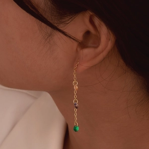 Eleganti orecchini a nappa dorati con perle colorate sfaccettate e lunghe catenelle