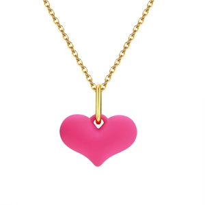 Collier chic en alliage doré avec pendentif cœur rose vif sur fond blanc immaculé