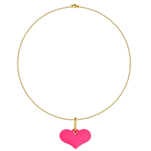 Collier doré à la mode avec un pendentif en acrylique rose vif en forme de cœur sur blanc