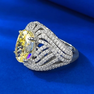 Anello con cristallo giallo ovale e fascia ondulata in argento con micro-pavé di pietre