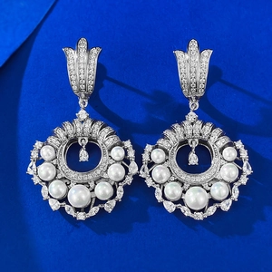 Boucles d'oreilles vintage S925 argent avec perles et cristaux sur fond bleu royal