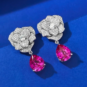 Boucles d'oreilles camélia en argent S925 avec pierre rose poire et pavé de diamants
