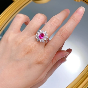 Bague élégante avec zircon rose ovale et halo floral en cristal sur main de femme