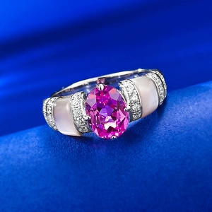 Détail macro de bague en argent 925 avec rubis ovale massif et sertissage pavé brillant
