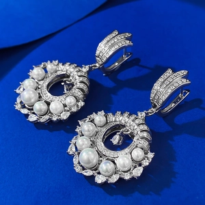 Boucles d'oreilles couronne en argent S925 avec cristaux et perles sur fond bleu