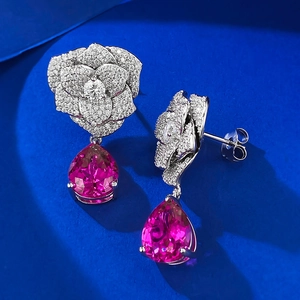 Boucles d'oreilles camélia en argent S925 avec pierre rose en poire et pavé de diamants