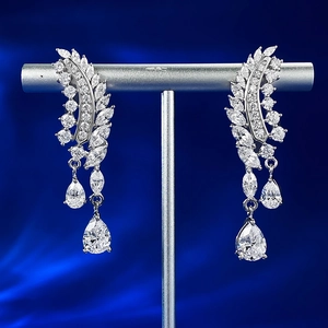 Makroansicht von S925 Silber Tropfenohrringen mit Zirkonia im Flügeldesign