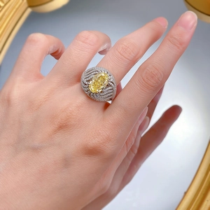 Lussuoso anello ovale con diamante giallo al carbonio in argento su modella
