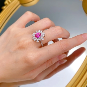 Vue macro d'une bague tournesol avec zircon ovale rose et reflet dans le miroir