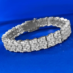 Détail macro d'un bracelet de luxe à trois rangées de diamants taille baguette en argent
