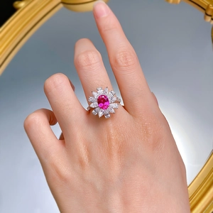 Vue détaillée d'une bague fleur en zircone rose ovale avec pétales sertis de cristaux